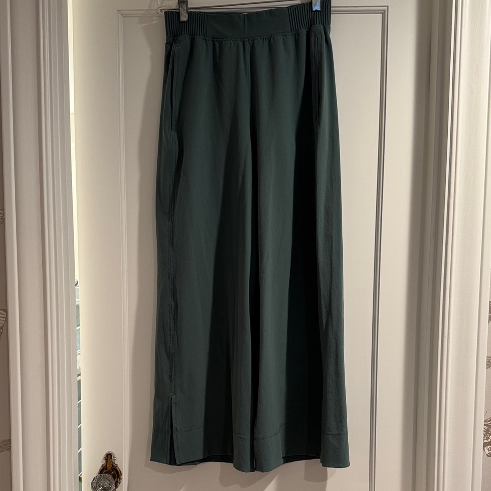Like New lululemon wide leg pant. Size small. Short length. Green. Worn once.
